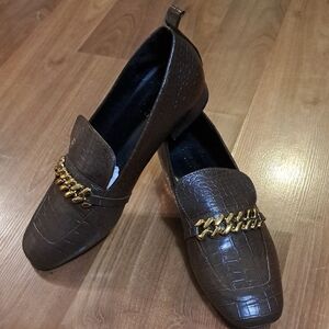 Elegant Brown Crocodile-Embossed Loafers with Gold Chain